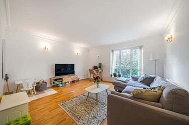 Flat Canbury Park Road in London