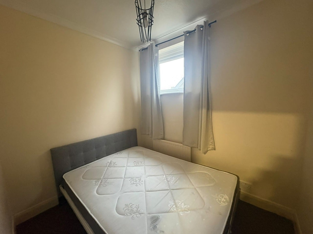 Flat Holmesdale Road in Greater London