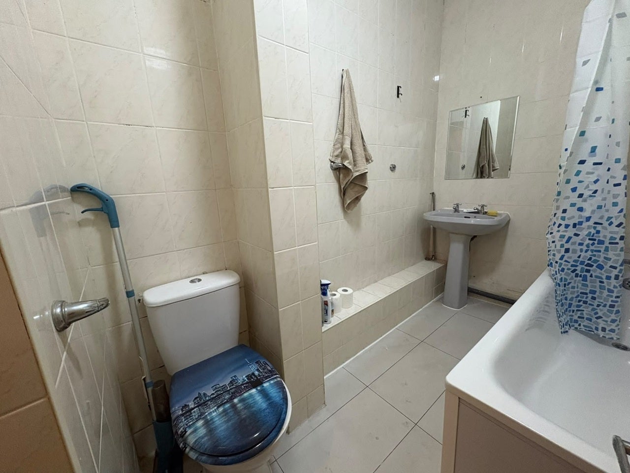 Flat Holmesdale Road in Greater London