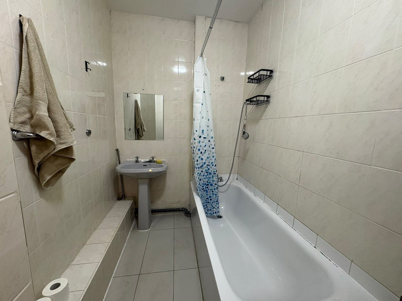 Flat Holmesdale Road in Greater London