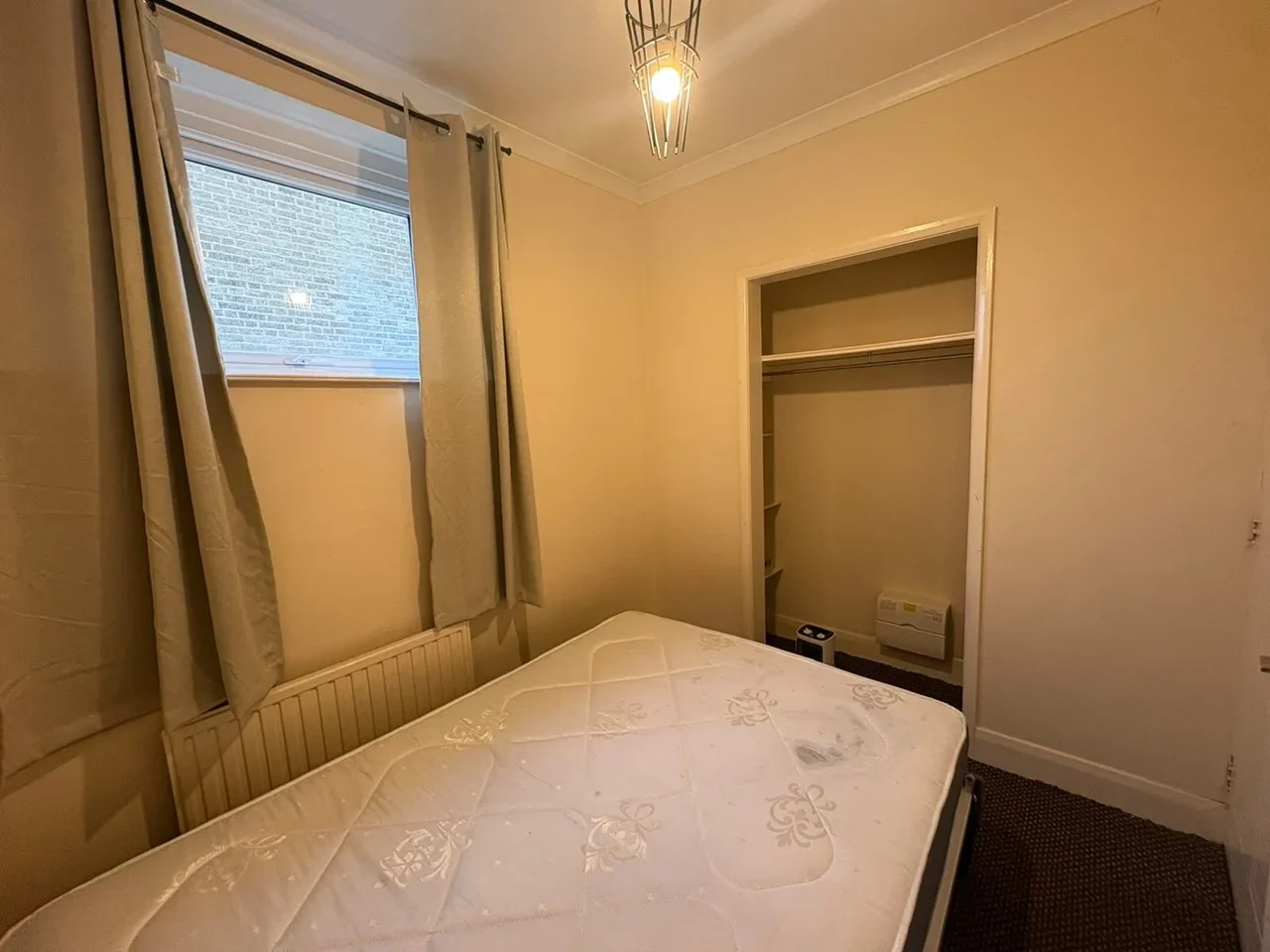 Flat Holmesdale Road in Greater London