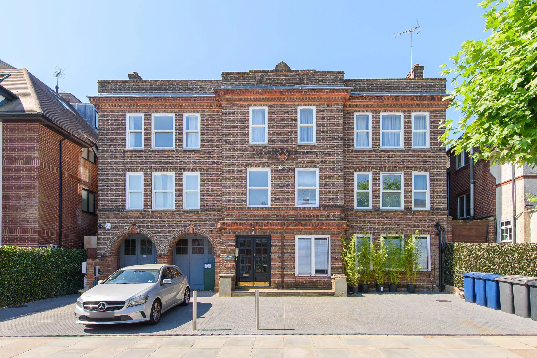 Flat The Ridgeway in Greater London