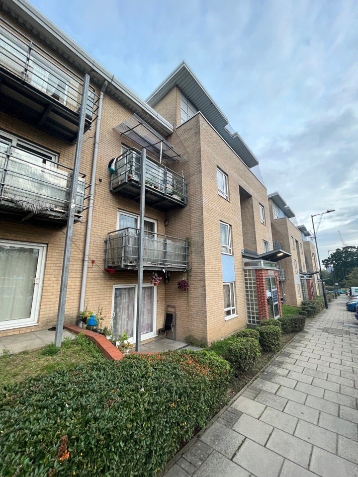 Flat Wellspring Crescent in Greater London