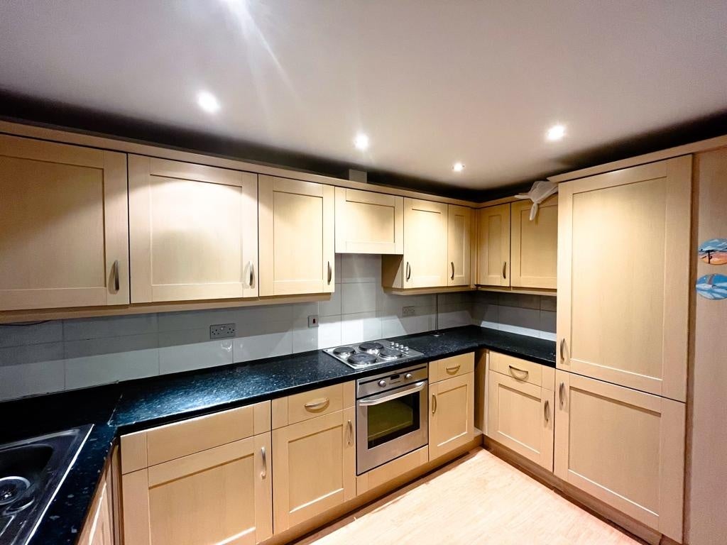 Flat Wellspring Crescent in Greater London