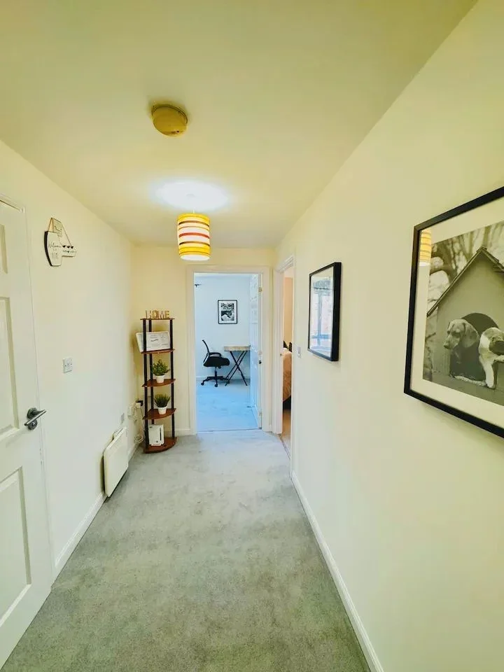 Flat Wellspring Crescent in Greater London