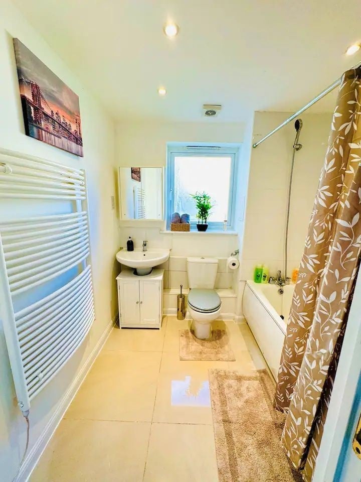 Flat Wellspring Crescent in Greater London