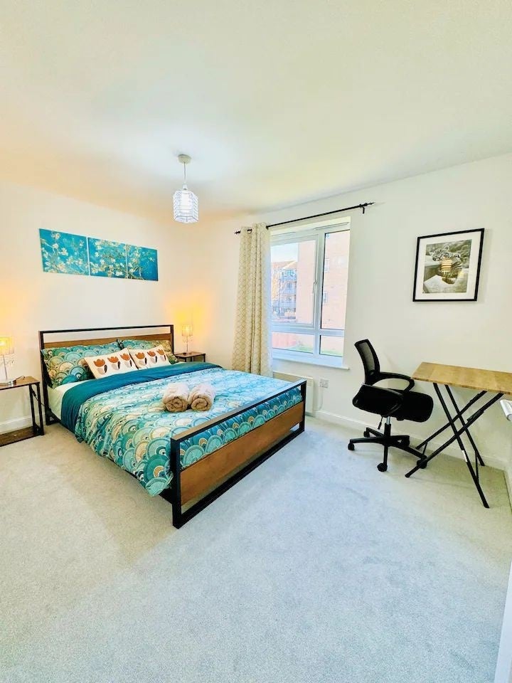 Flat Wellspring Crescent in Greater London