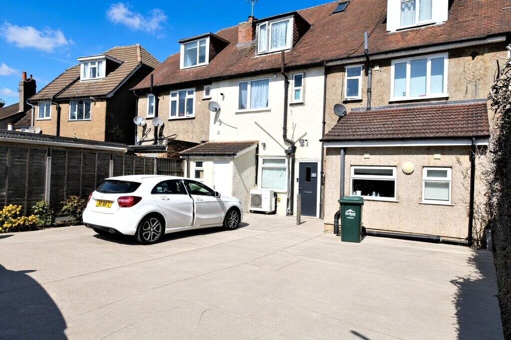 Flat Feltham Hill Road in Borough of Spelthorne