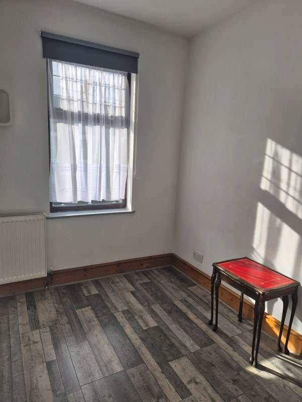 Room Tennyson Road in Greater London