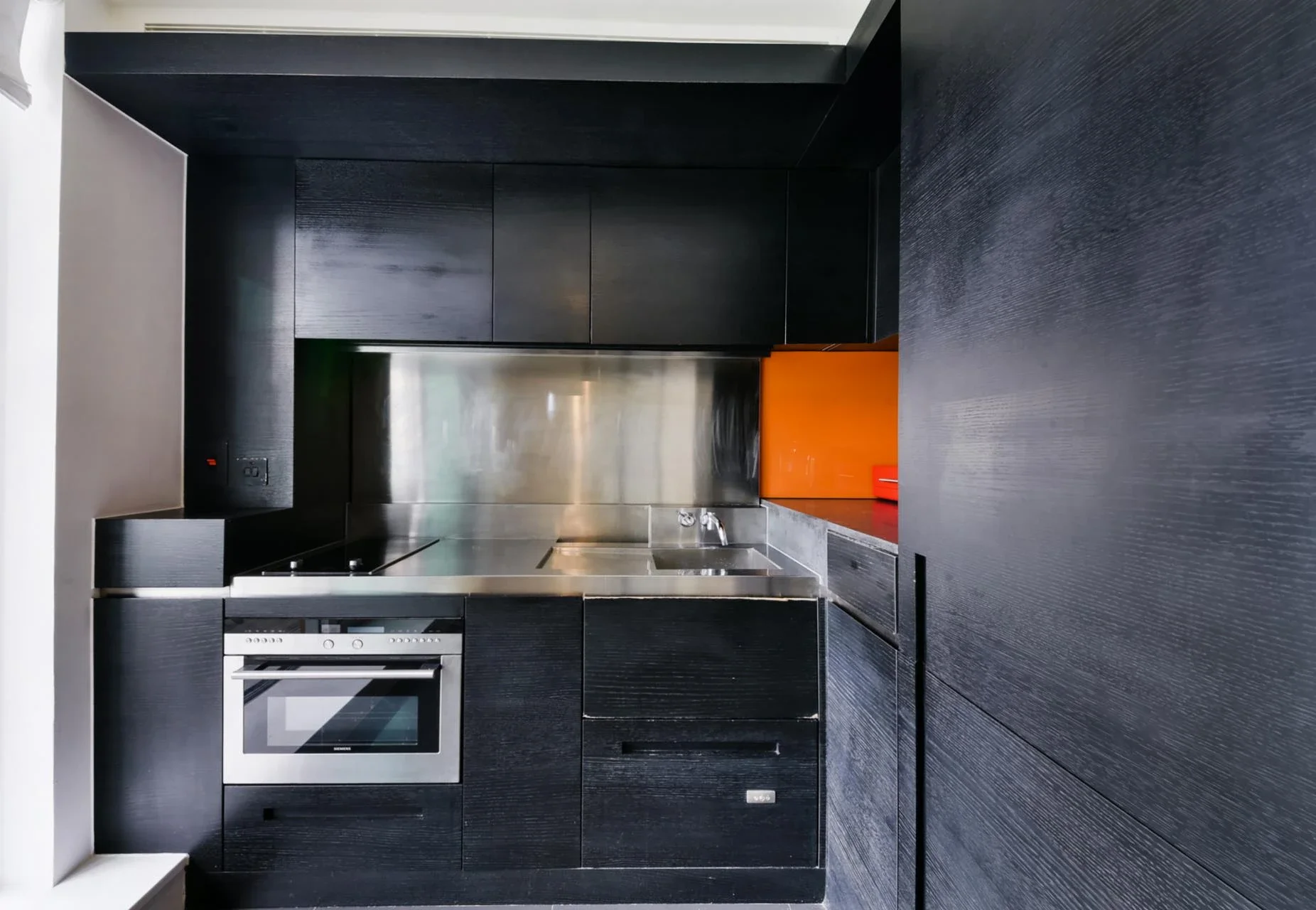 Flat Pan Peninsula Square in Greater London