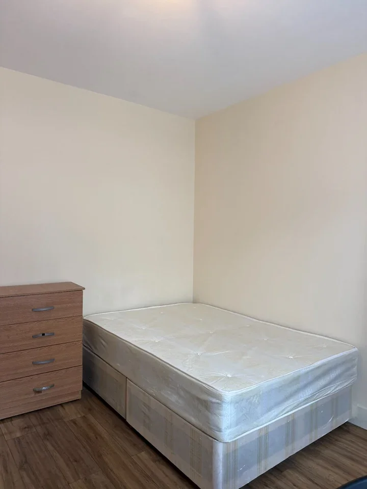 Room Millais Road in Greater London