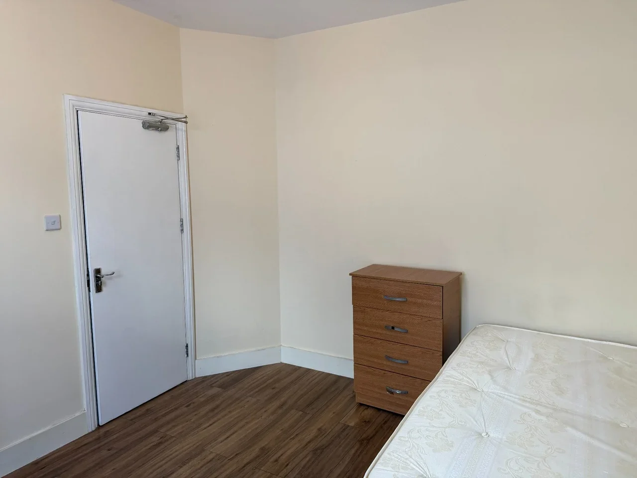 Room Millais Road in Greater London