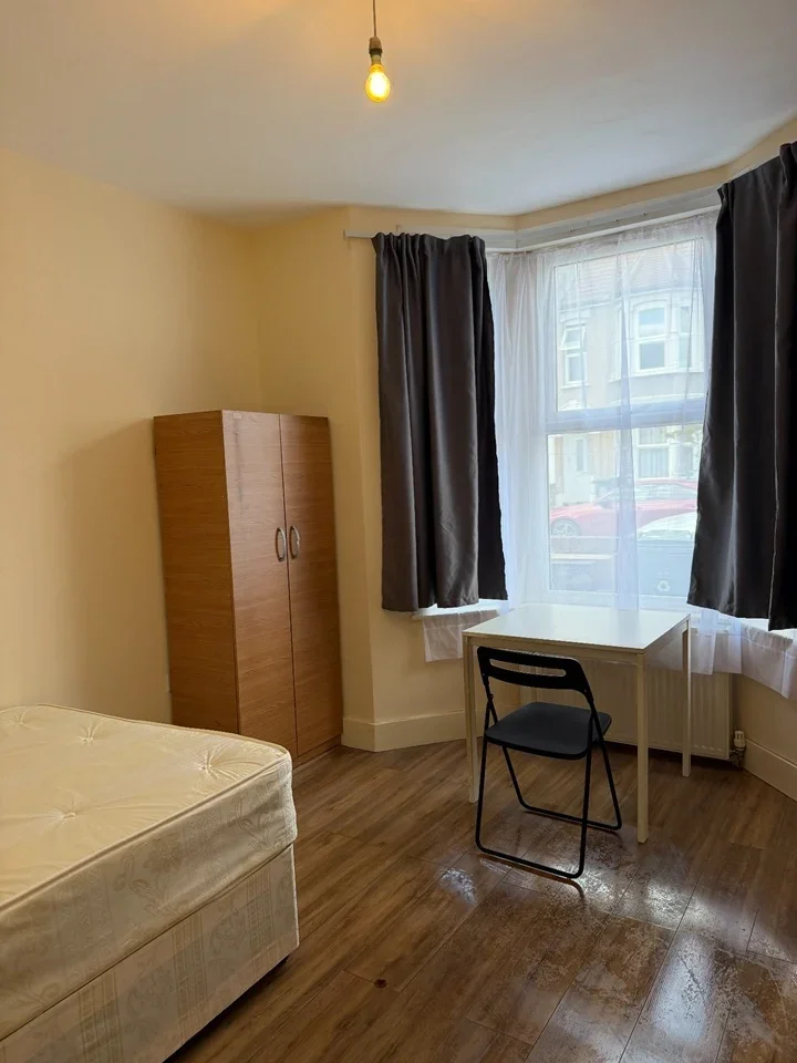 Room Millais Road in Greater London