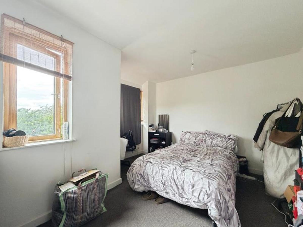 Flat Rossiter Wood Court in Bristol