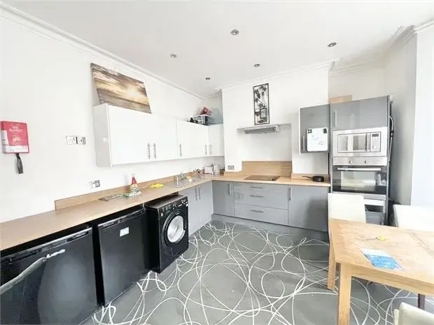 Flat Gwydr Crescent in Swansea