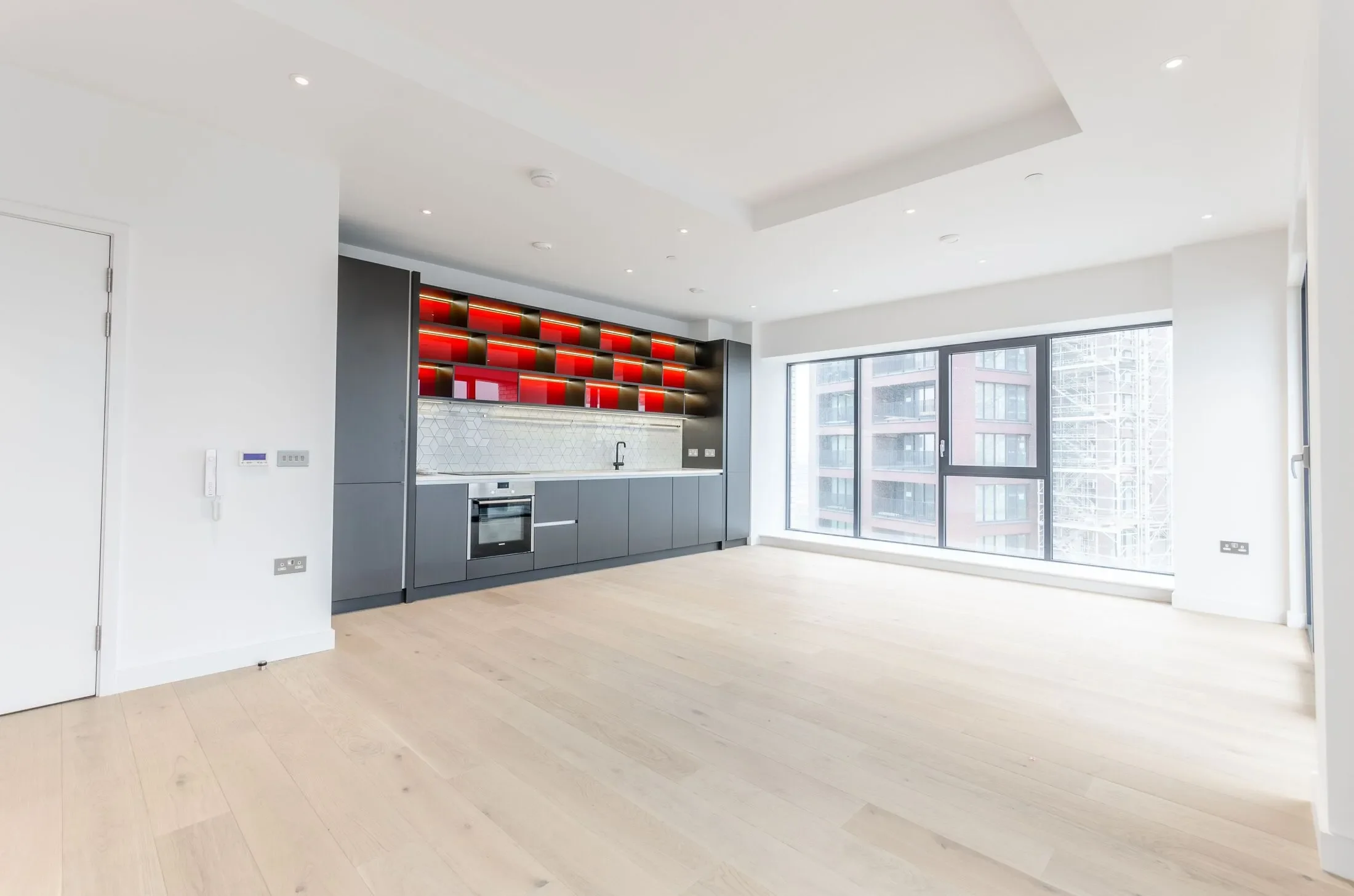 Flat Botanic Square in Greater London