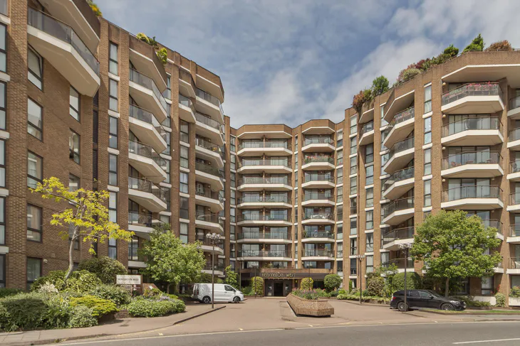Flat Blythe Road in Greater London