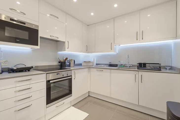 Flat Blythe Road in Greater London