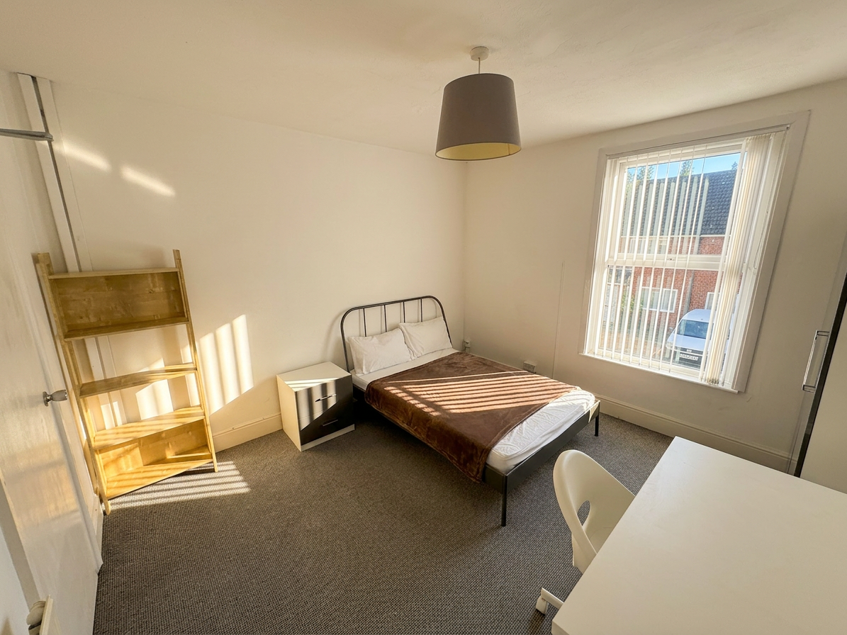 Flat Ednaston Road in Nottingham