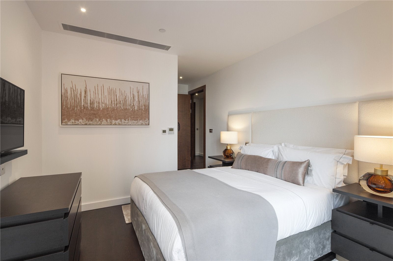 Flat Ponton Road in Greater London