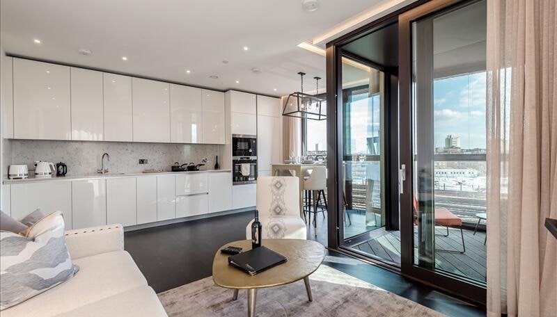 Flat Ponton Road in Greater London