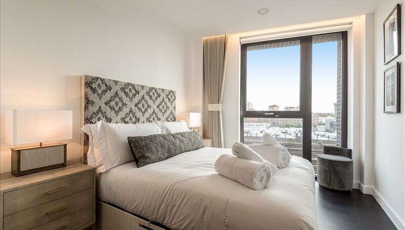 Flat Ponton Road in Greater London