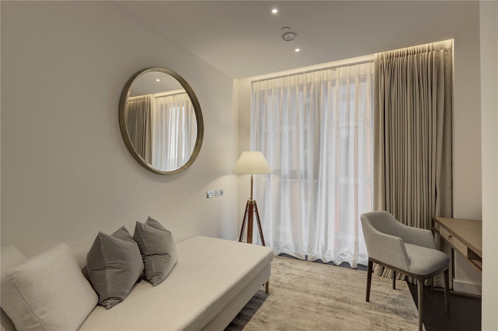 Flat Ponton Road in Greater London
