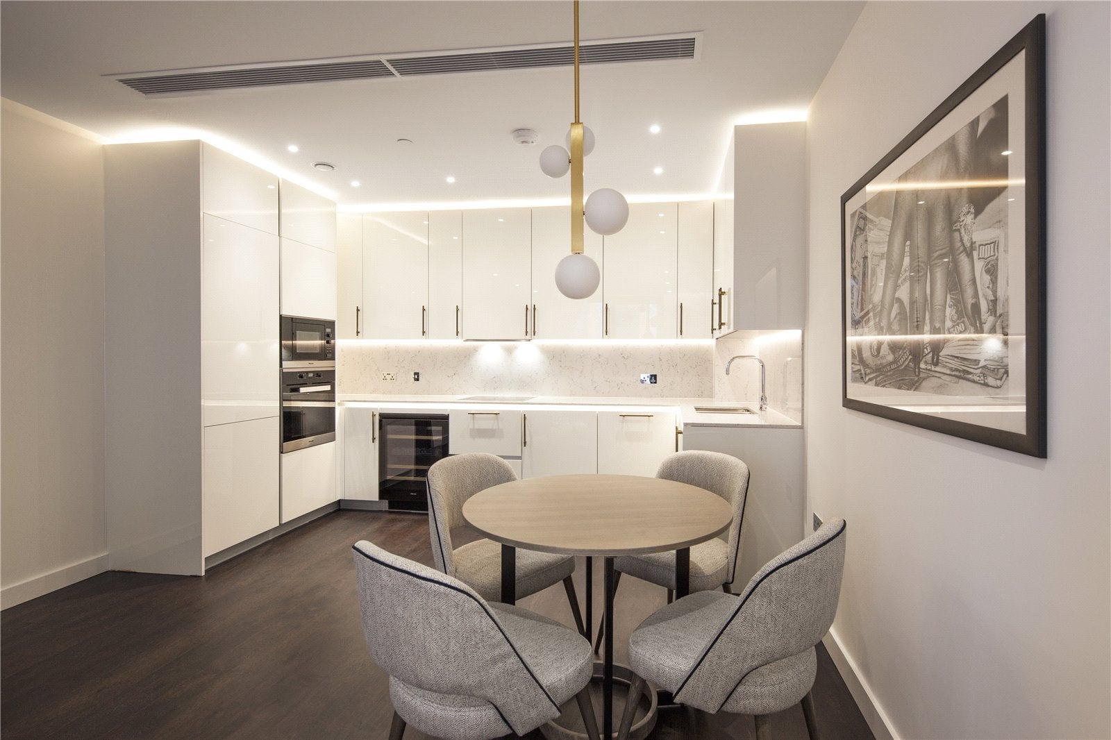 Flat Ponton Road in Greater London