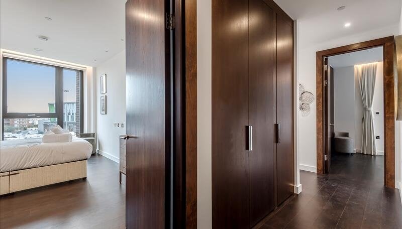 Flat Ponton Road in Greater London
