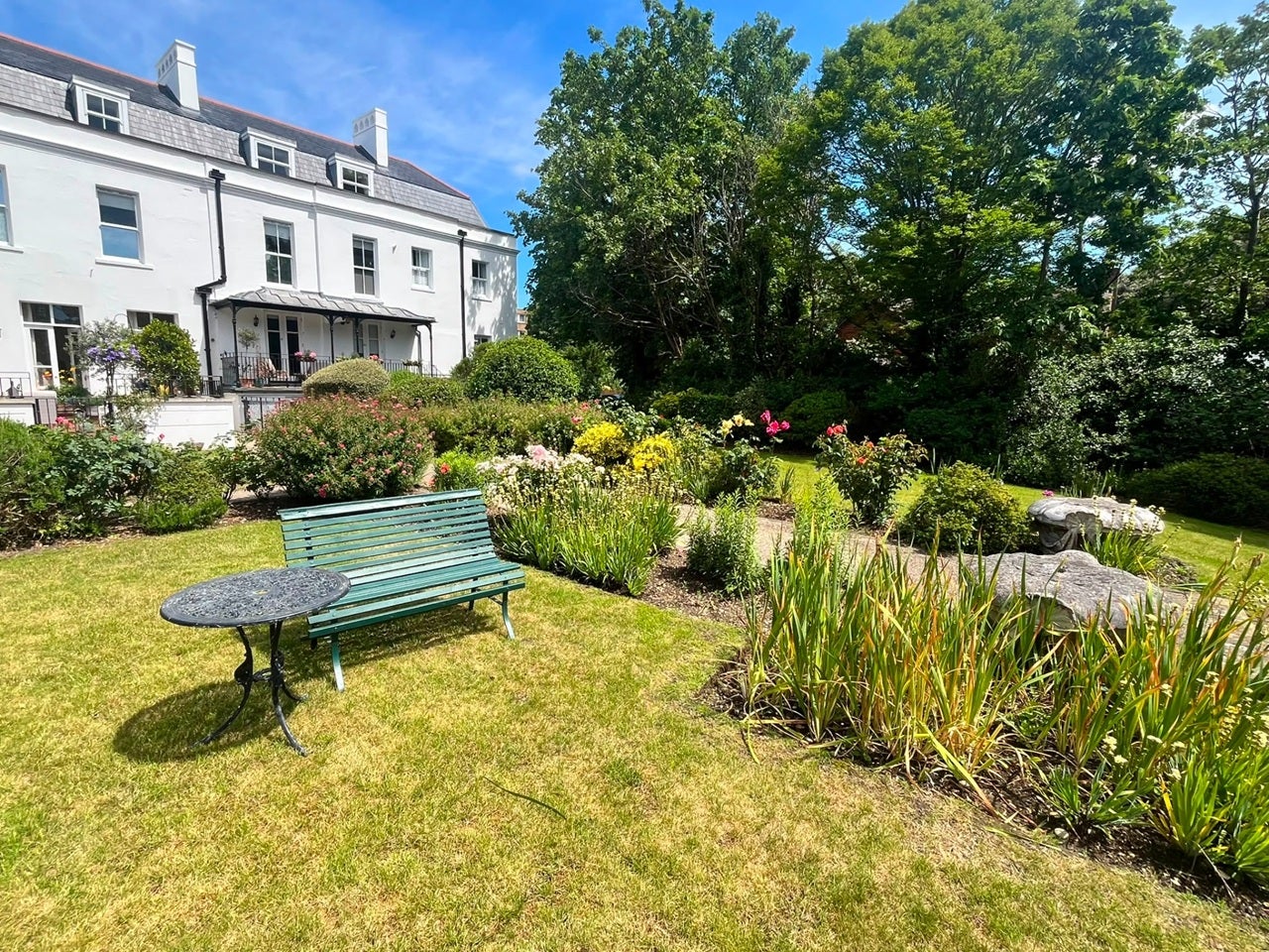 Flat Woodford Road in Greater London