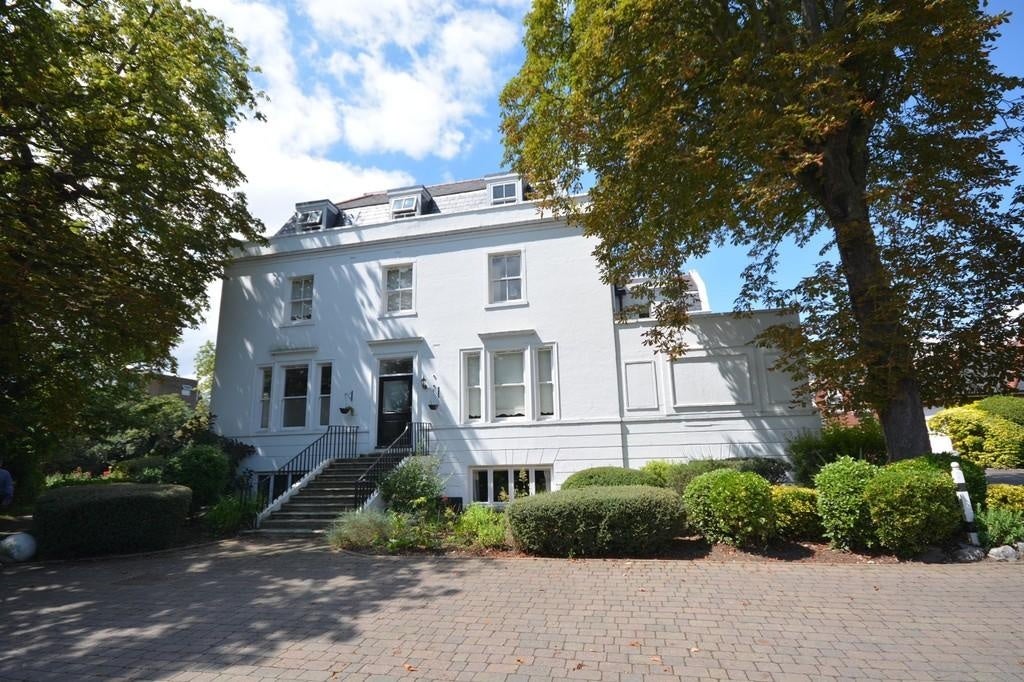 Flat Woodford Road in Greater London