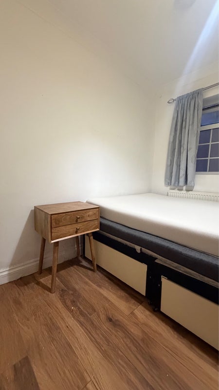 Room Seymour Road in Slough