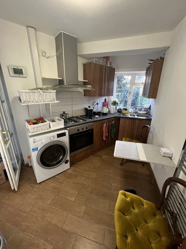 Room Seymour Road in Slough