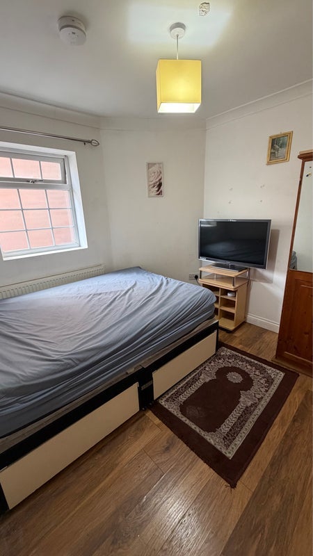 Room Seymour Road in Slough