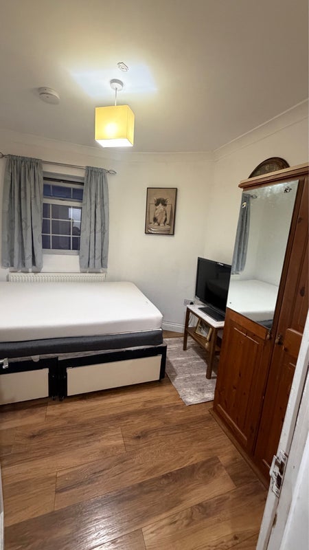 Room Seymour Road in Slough