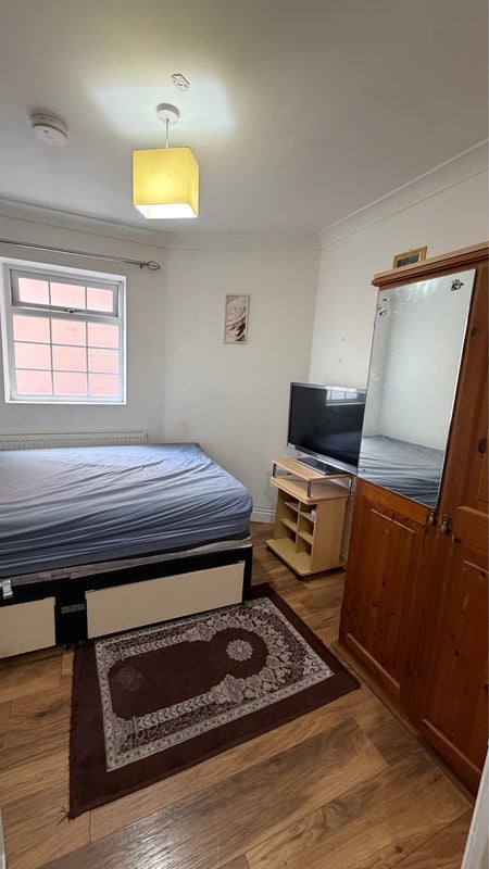 Room Seymour Road in Slough