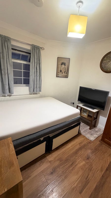 Room Seymour Road in Slough