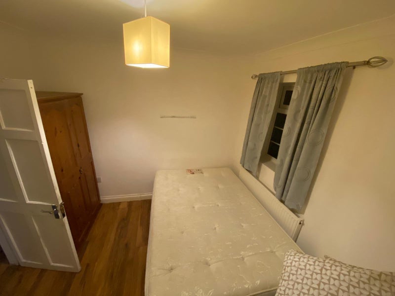 Room Seymour Road in Slough