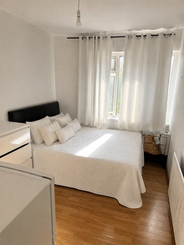 Room Clarence Crescent in Greater London