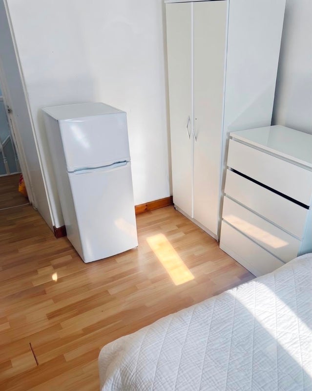 Room Clarence Crescent in Greater London