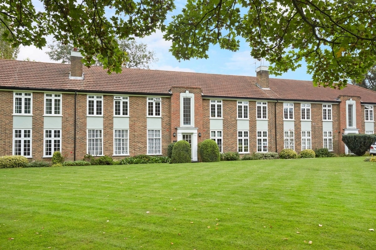 Flat Rythe Court in Elmbridge