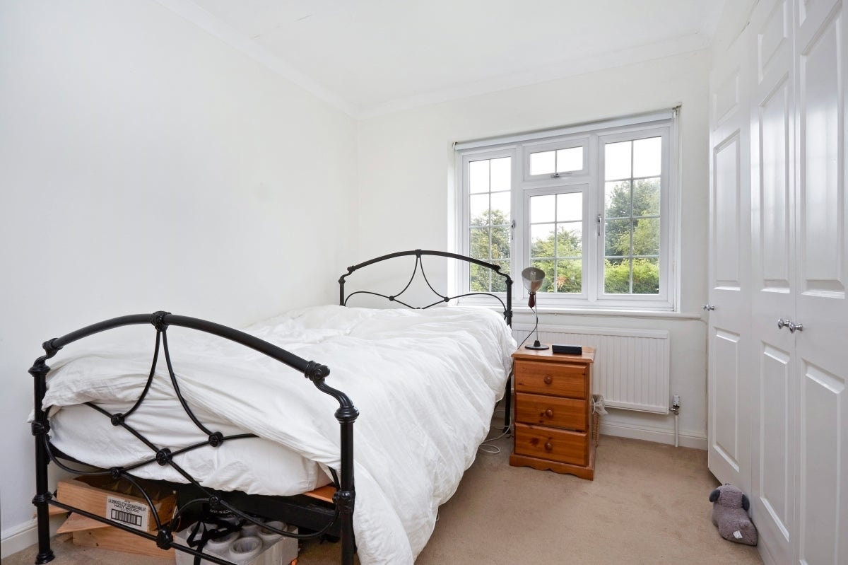 Flat Rythe Court in Elmbridge