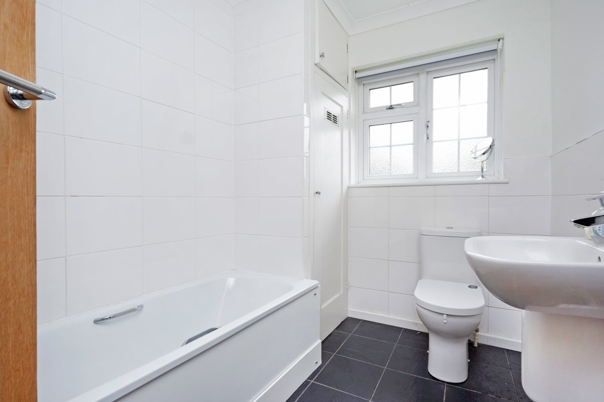 Flat Rythe Court in Elmbridge