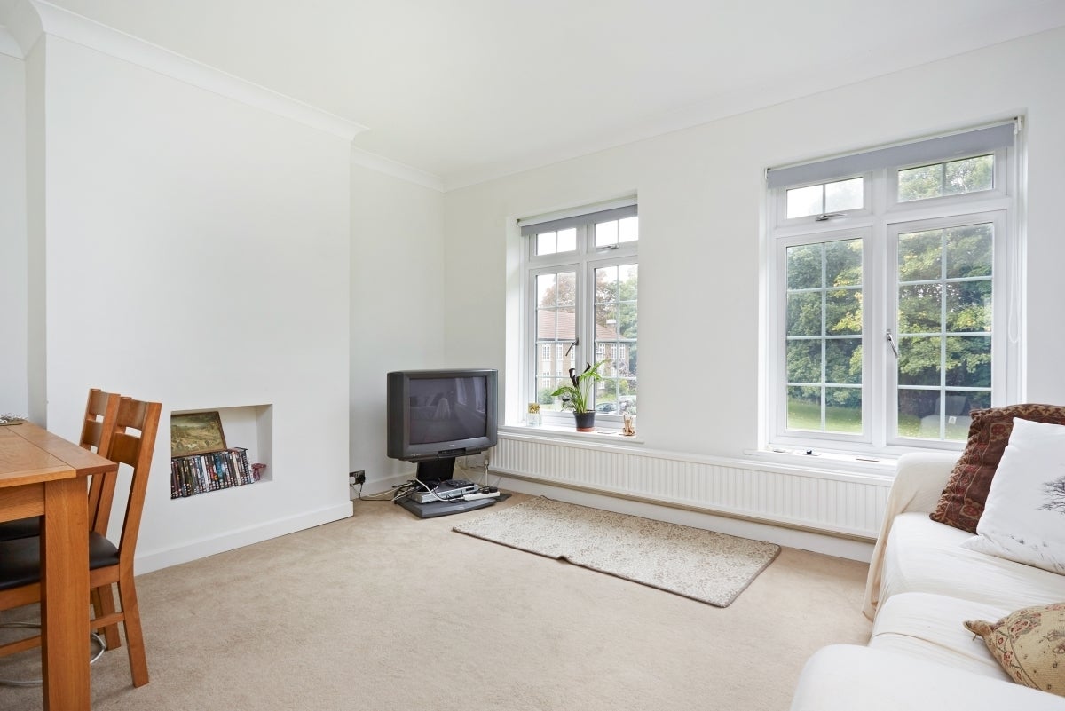 Flat Rythe Court in Elmbridge