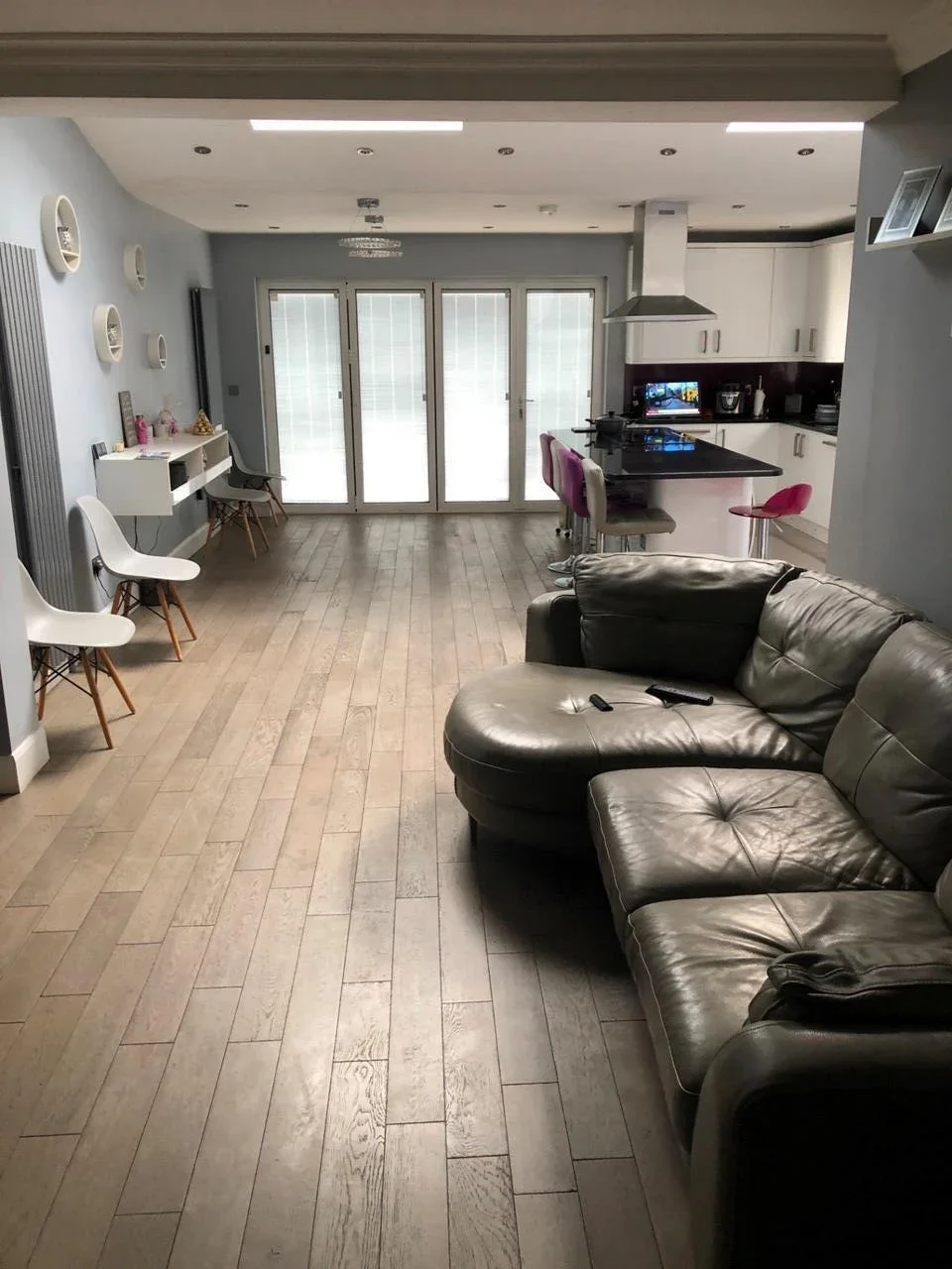 Room Manor Road in Greater London