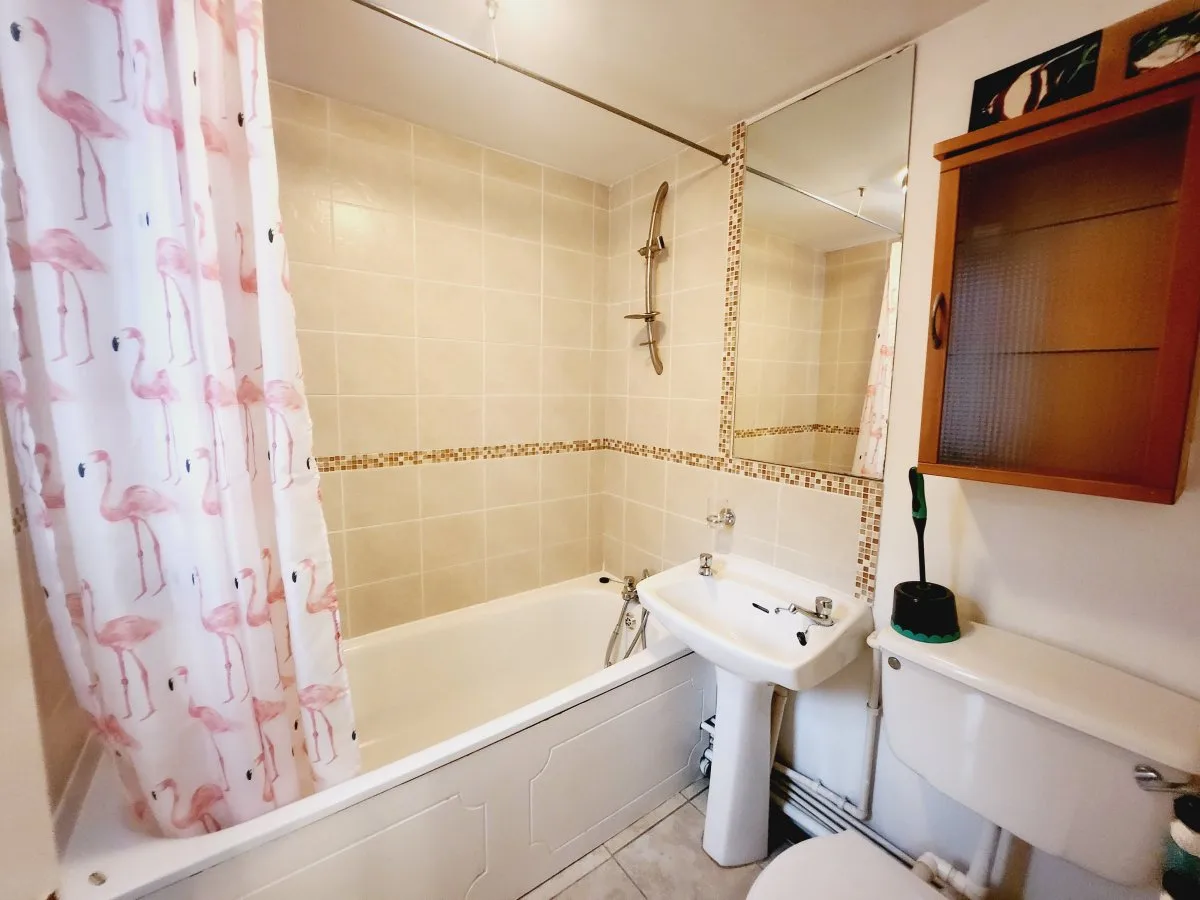 Flat Laurel Gardens in Greater London