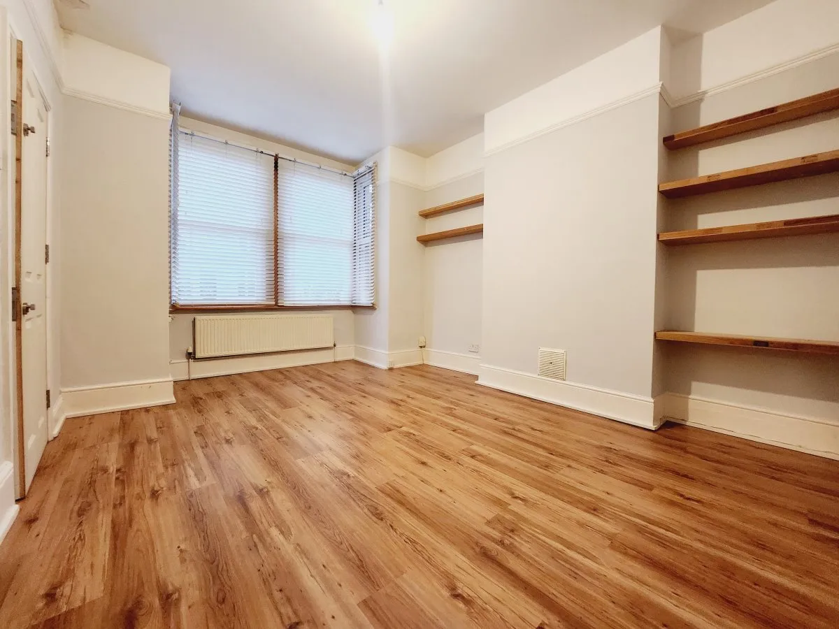Flat Laurel Gardens in Greater London