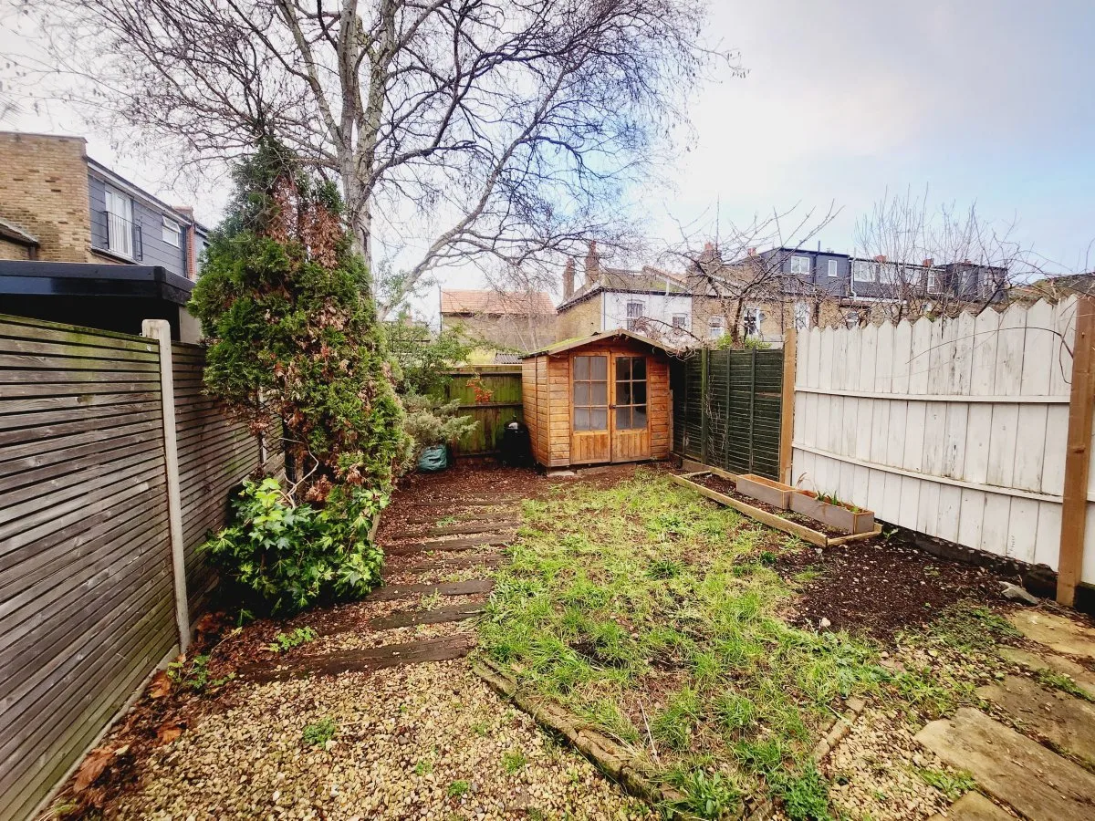 Flat Laurel Gardens in Greater London