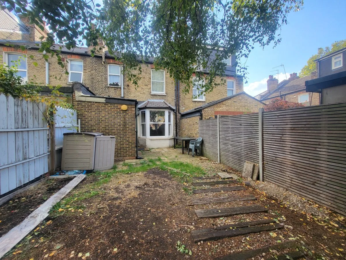 Flat Greenford Avenue in Greater London
