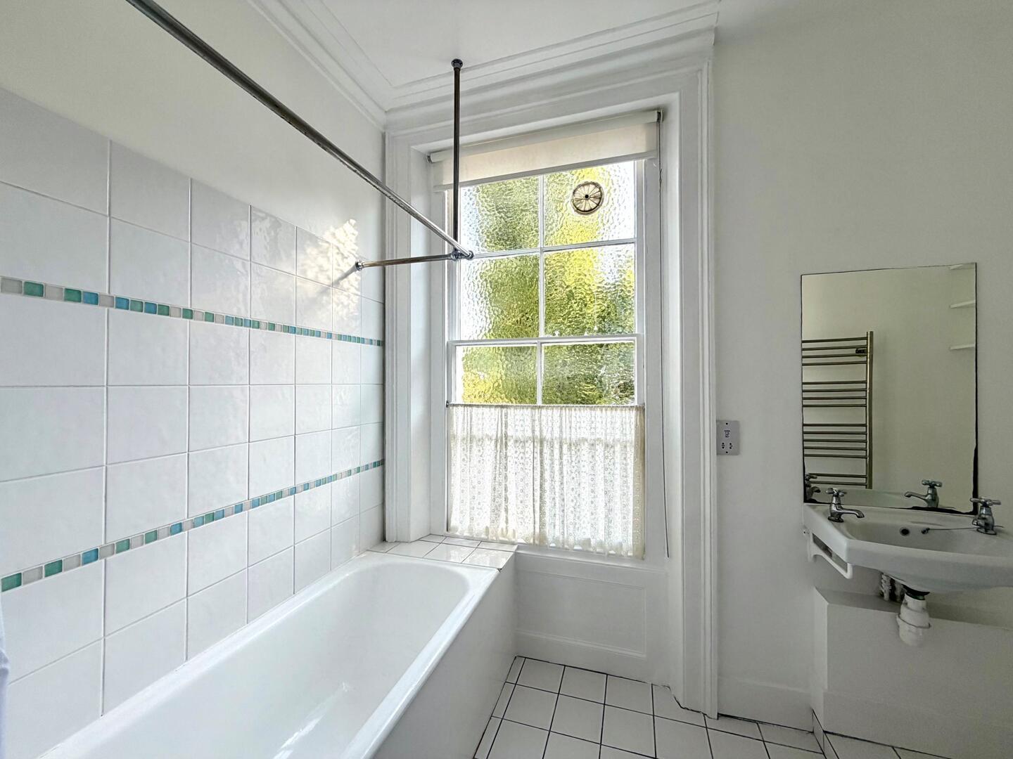 Flat Clarendon Road in Greater London